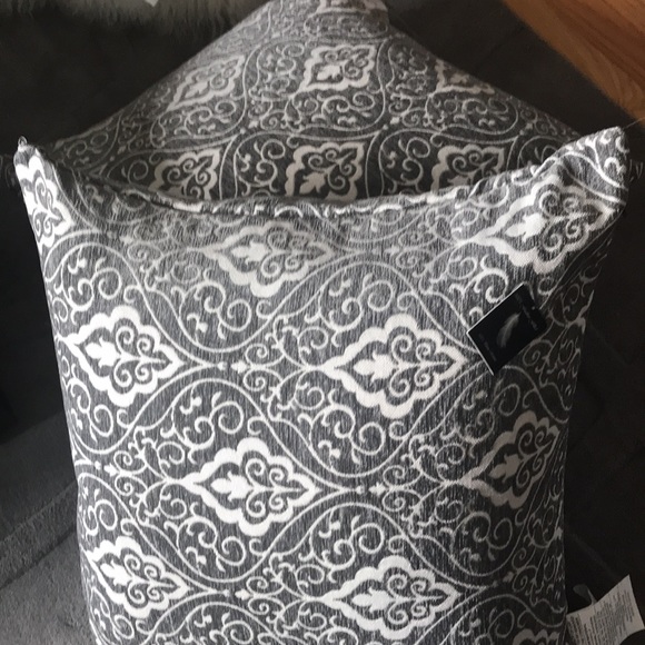 NWT set of 2 decorative pillows - Picture 6 of 6